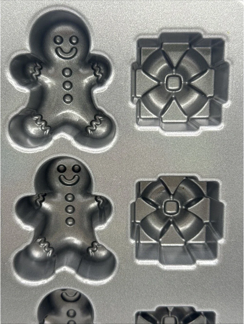 Nordic Ware 16 Holiday Teacakes Cakelet Pan Gifts Gingerbread Wreath Snowflake